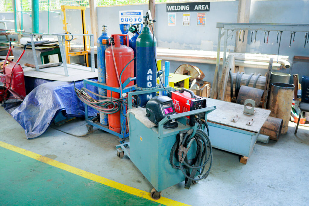 Fasilitas pengelasan dan perakitan kami menangani: ✓ Penguatan struktur ✓ Rekonstruksi rangka mesin ✓ Penyambungan sistem pipa ✓ Assembly ulang mesin industri Setiap pekerjaan dilakukan oleh juru las bersertifikat dengan metode pengelasan terstandar industri.